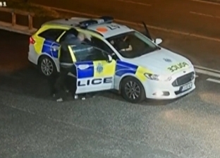 بالفيديو| معركة جماعية إثر محاولة مجرم سرقة "سيارة شرطة" في بريطانيا