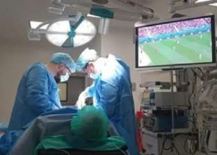 مريض يتابع مباراة كأس العالم من داخل غرفة العمليات.. «كان بيجري جراحة»
