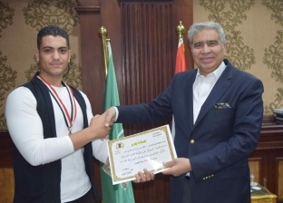 محافظ المنيا يكرم الحاصل على المركز الثاني في بطولة مصارعة الذراعين