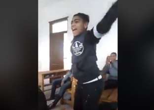 بالفيديو| طالب مشاغب يصفق ويرقص داخل الفصل في وجود معلمته