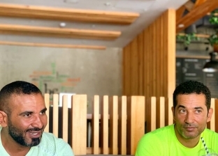 أحمد سعد يستجم مع شقيقه عمرو في إحدى المدن الساحلية