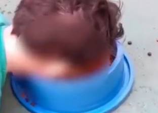 فيديو صادم.. أم تجبر طفلها على تناول طعام الكلاب