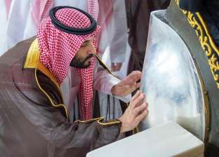 ولي العهد السعودي يشارك في «غسل الكعبة» نيابة عن والده «فيديو وصور»