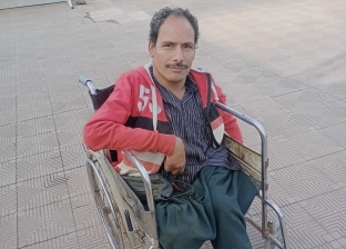 «رضا» حارس جراج على كرسي متحرك.. من المنوفية للقاهرة رايح جاى