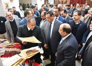 وزير التنمية ومحافظ البحيرة يتفقدان معرض المنتجات اليدوية بوادي النطرون