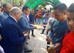 رئيس جامعة أسيوط يستقبل الطلاب بـ"الحلوى" على البوابات