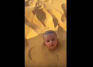 بالفيديو| رجل يدفن رضيعا في الرمال وهو على قيد الحياة