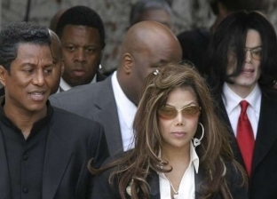 مؤامرة سرية لهروب مايكل جاكسون ملك البوب من أمريكا بسبب "الاعتداءات"