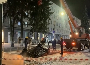 حفرة تبتلع سيارة في مدينة روسية.. اختفت بالكامل «فيديو»