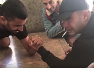 فيديو| "بالسيجارة".. أحمد السقا يهزم المخرج محمد سامي في "الرست"