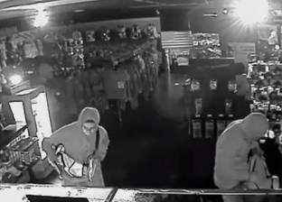 بالفيديو| لحظة سرقة لصوص محل أسلحة