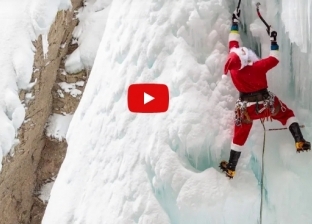 فيديو| "بابا نويل" يتسلق أحد الشلالات المتجمدة في كندا