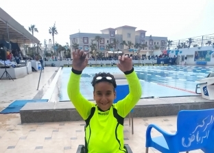 «الإعاقة مش عائق».. حكاية طفل من ذوي الهمم احترف السباحة أثناء العلاج