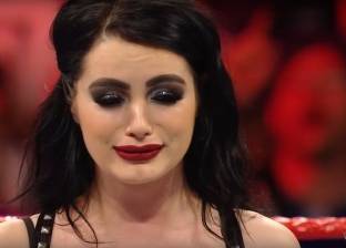 بالفيديو| دموع المصارعة الشابة بايج أثناء إعلان اعتزالها