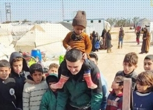 الشيف بوراك يزور مخيمات الشمال السوري ويلعب مع الأطفال: الحب أعظم شيء