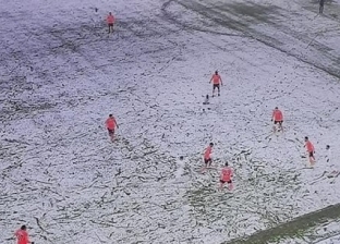 جليد في الملعب.. لاعبو فريق تركي يختفون باللون الأبيض وسط الثلوج (صور)