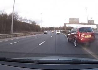 بالفيديو| لحظة رعب.. سيارة "غير مستقرة" على الطريق