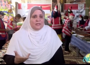 «عزيزة» تقدم 1000 وجبة مجانية للبسطاء في الشارع.. بدأت بـ«حلتين ووابور»