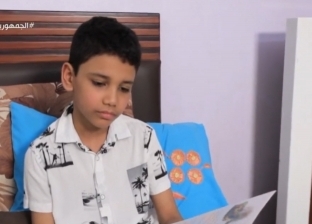 طفل يحقق حلم والدته بالحصول على شقة.. اشتراها بقراءة 100 كتاب «فيديو»