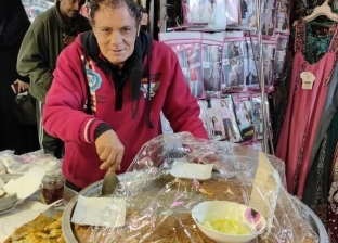 50 سنة بسبوسة.. «أبو ليلة» يبيع صنع يده بالشارع: تحلية بوق الناس حرفتي