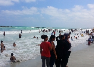 غواصون يستغيثون من تكدس شاطئ النخيل بالمواطنين: "أنقذنا 2 من الغرق"