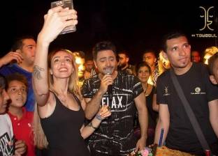 بالصور| "تواصل" تحتفل بعيد ميلاد تامر حسني في بروفة حفل الساحل الشمالي