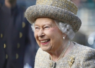 ملكة بريطانيا تظهر لأول مرة بعكاز: 95 عاما وما زالت تقوم بمهامها