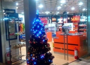 بالصور| "بابا نويل" يوزع الهدايا على المسافرين بالمطارات