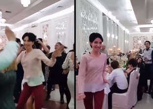 بالفيديو| شاهد ردة فعل زوجة على رقص زوجها مع فتاة أخرى في حفل زفاف