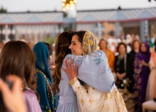 الملكة رانيا تنشر صورا من حفل حناء ولي العهد الأردني: «أخيراً صار عندي كِنة»