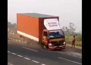 بالفيديو| لقطات مرعبة لشاحنة فشل الرجال في السيطرة عليها