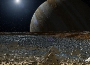 "تيتان" أكبر أقمار زحل.. "مناخه زي الأرض"