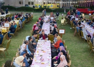 رئيس جامعة طنطا يشارك 600 من العمالة المؤقتة مائدة إفطار جماعي