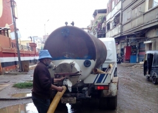 صور.. شفط تجمعات مياه الأمطار بكفر البطيخ