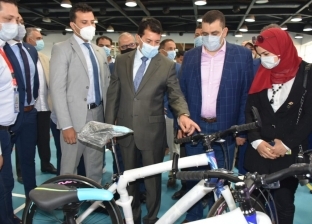 صور.. وزير الرياضة يسلم الدراجات المدعومة ضمن مبادرة "دراجتك صحتك"