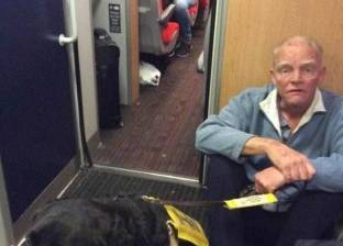 بالصور| "كفيف" يجلس بأماكن "الكلاب" داخل قطار في لندن