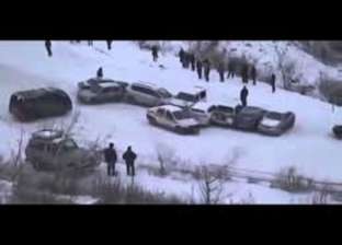 بالفيديو| شاهد حوادث انزلاق سيارات على الثلوج