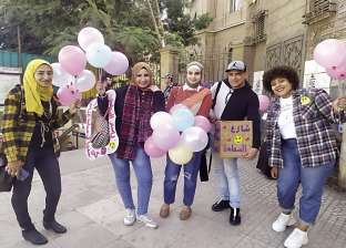 "شارع السعادة": أراجوز وبالونات لنشر البهجة بين المارة