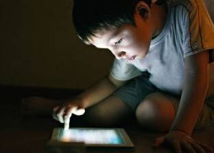 دراسة تحذر: ضوء الأجهزة الذكية يخفض هرمون النوم لدى الأطفال