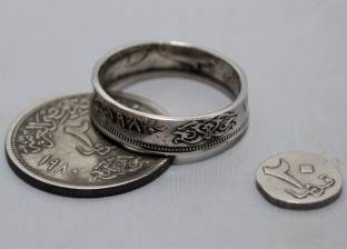 «أسامة» يعيد تدوير العملات القديمة بتحويلها إلى «دبل» لأصحاب المزاج