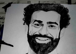 أحمد حسن يتغلب على إعاقته بـ«الملح والفحم»: رسم المشاهير وطبيب الغلابة