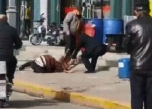 "ظل يضربها حتى الموت".. زوج يتخلص من زوجته في أحد الشوارع بالصين