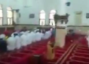بالفيديو| كلب ضال يقتحم مسجدا أثناء الصلاة.. ماذا فعل المصلون؟
