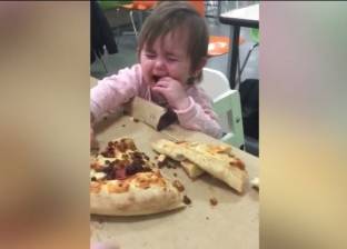 بالفيديو| "خد البيتزا واسكت".. طفلة تتوقف عن البكاء من أجل البيتزا