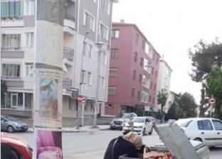 أم وأبناؤها يبحثون عن الطعام في صندوق القمامة بتركيا