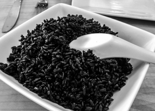 علماء يكتشفون مادة غذائية تخفض الوزن الزائد.. السر في الأرز الأسود