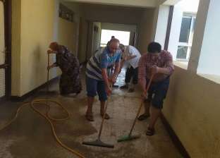 بالصور| معلمون ينظفون مدرستهم: «أنا هاشتغل بالمسّاحة يا أستاذ إبراهيم»