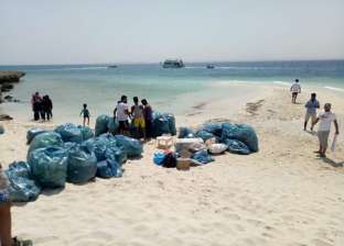 تزامنا مع يوم البيئة.. جمع 2 طن مخلفات بشاطئ جزيرة مجاويش بالغردقة
