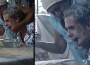 بالفيديو| رجل يخرج الصراصير والديدان من فمه: أصبت بلعنة الفودو الشريرة