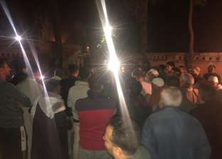 "حفيد السادات" يحتفل بعضوية النواب أمام قبر والده في المنوفية
